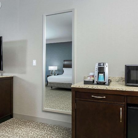 Hilton Garden Inn Shirlington Arlington Exterior photo
